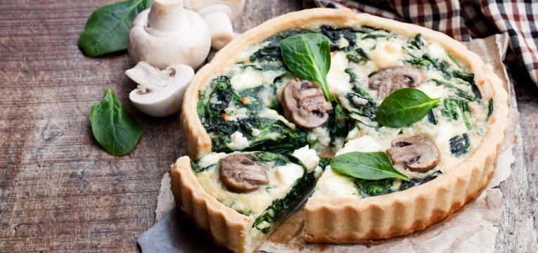 quiche de batata-doce com cogumelos e espinafres