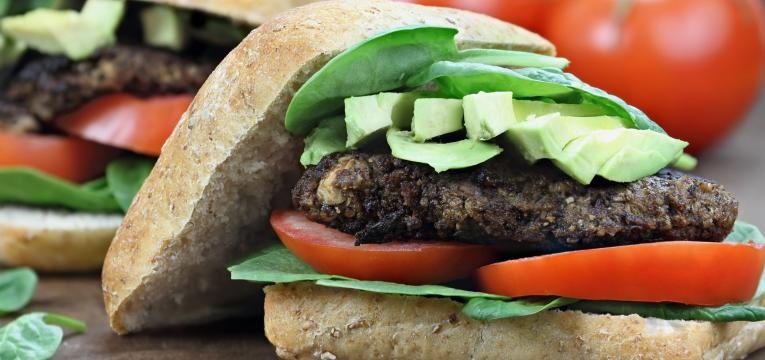 receitas com tofu hamburgueres de tofu e espinafres