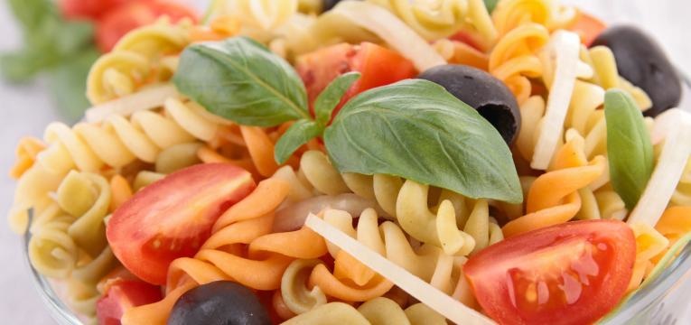 receitas simples para levar para o trabalho salada de massa com legumes e pesto de iogurte