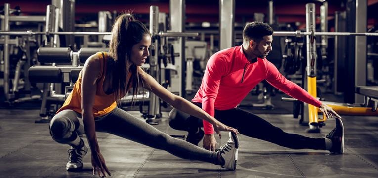 atletas a fazer exercícios de aquecimento