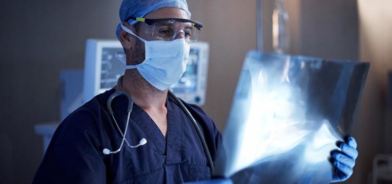 Médica a analisar caso de acromegalia antes da cirurgia