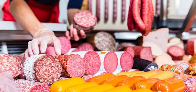 Alimentos que não devem sair da prateleira do supermercado: charcutaria