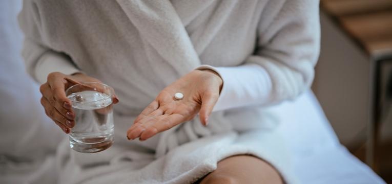 Mulher a tomar medicação para a doença bipolar