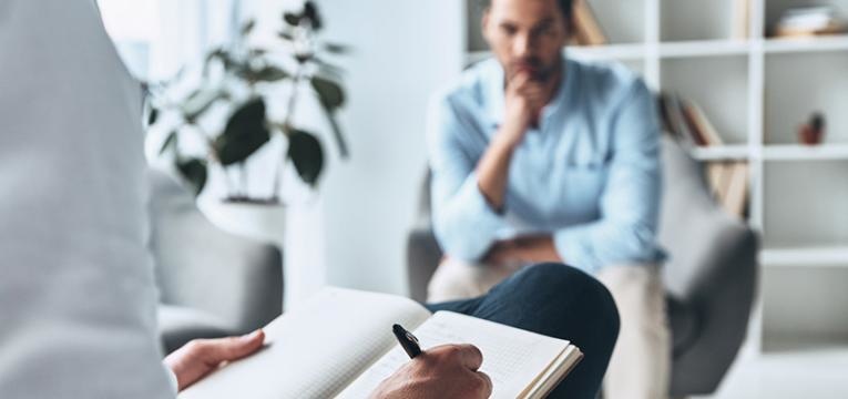 Doença bipolar: homem numa sessão de Psicoterapia