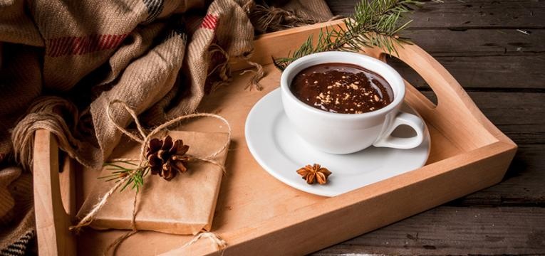 Receitas aconchegantes e saudáveis: chocolate quente