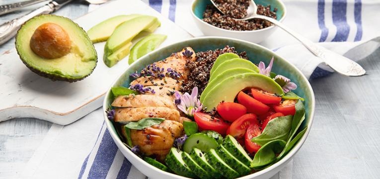 Receitas leves: salada de frango com quinoa