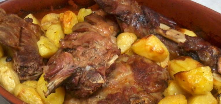 borrego com batatas assadas