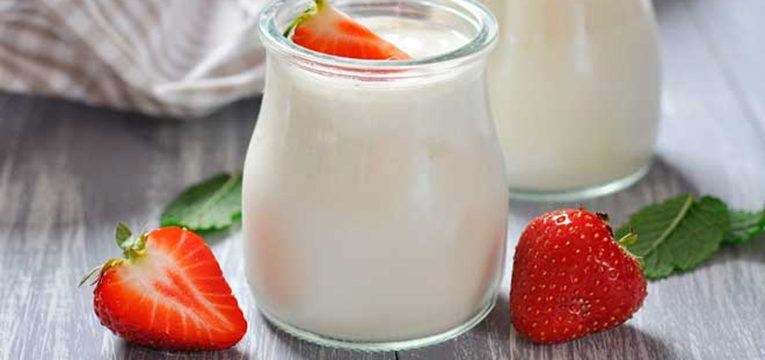 iogurte natural com um morango