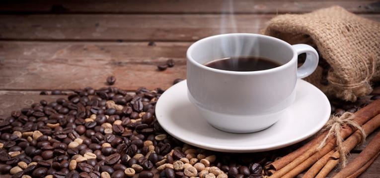 chavena de cafe com canela alimentos que aumetam a produtividade no trabalho
