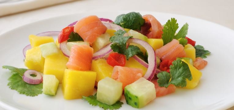 Ceviche de salmao com frutas
