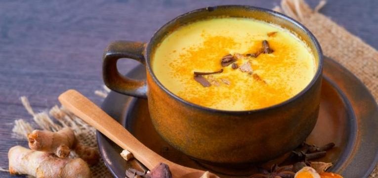 cha de curcuma em chavena castanha