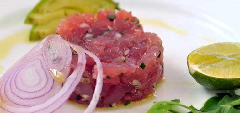 Ceviche de atum com abacate
