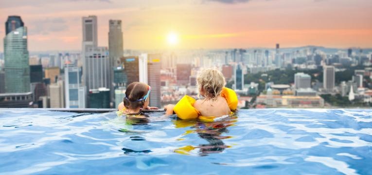 bebe na piscina