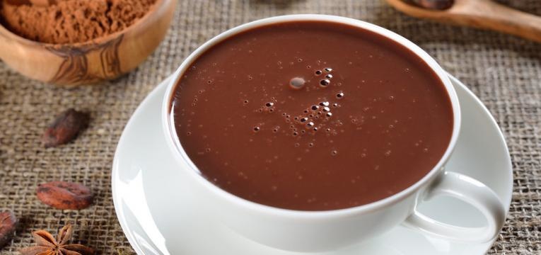 Chocolate quente saudavel com cardamomo