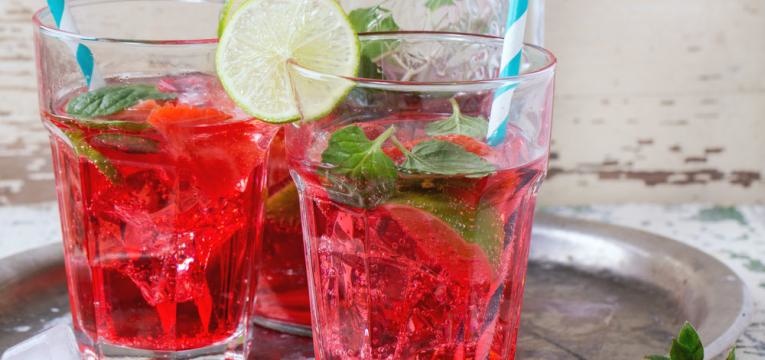 bebidas de verao e limonada de morango