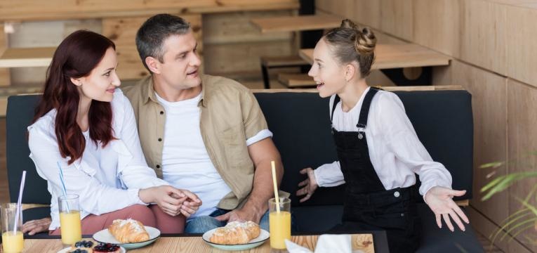 pais e adolescente a conversar
