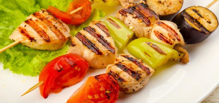 Espetadas de frango com salada de massa