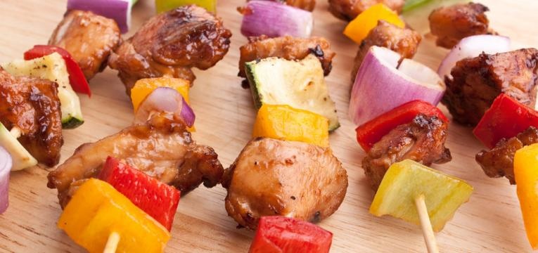 Espetadas de frango com pimento e cebola