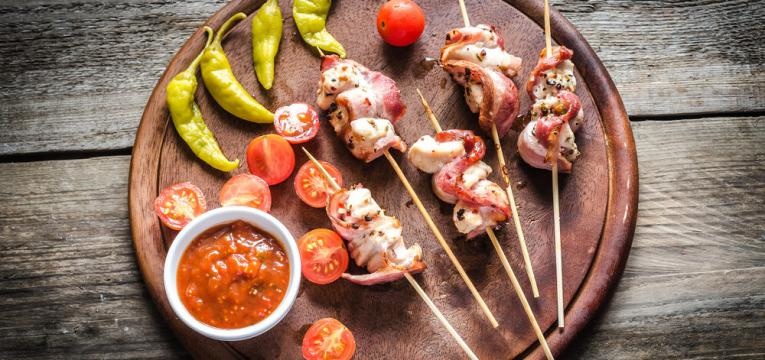Espetadas de frango com bacon e ananas