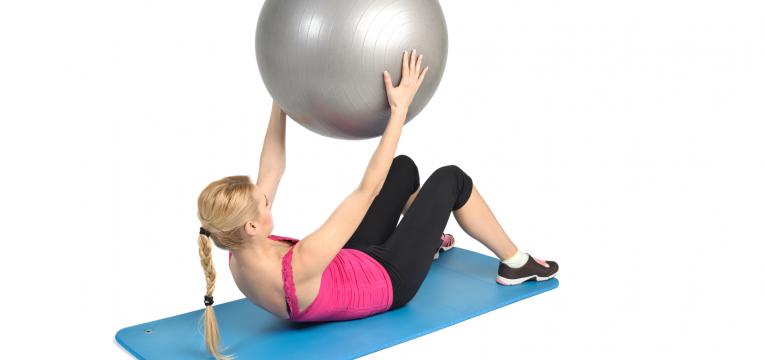 abdominal com almofada nas mãos