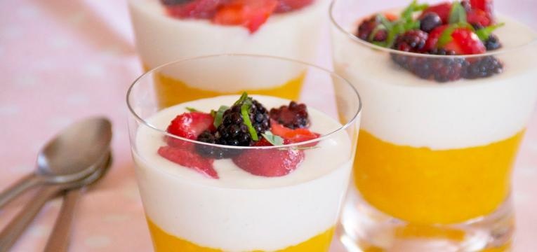 Parfait de manga e frutos vermelhos