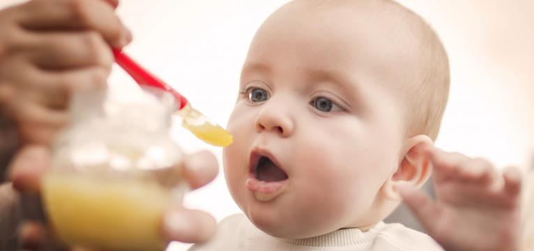 papas de cereais e alimentação do bebé por idade