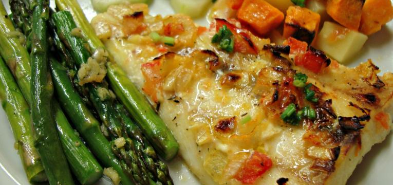 bacalhau assado no forno com batata doce e legumes