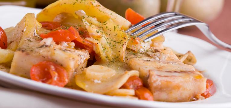 bacalhau no forno com batatas em receitas para a sexta-feira santa