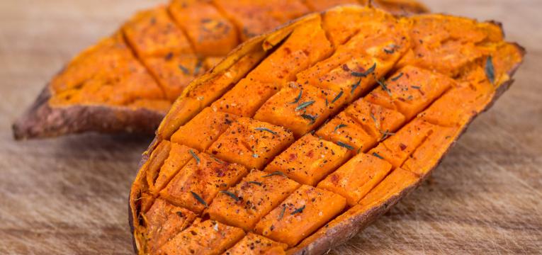 batata grelhada com manteiga e oregaos