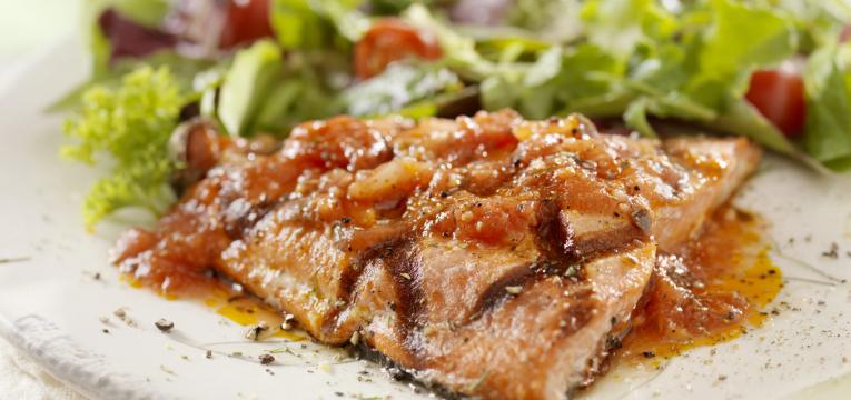salmão com molho de tomate em receitas para a sexta-feira santa