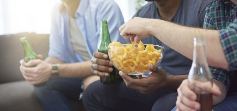 amigos a petiscar e ver futebol e o que petiscar enquanto ve televisao e que nao engorde