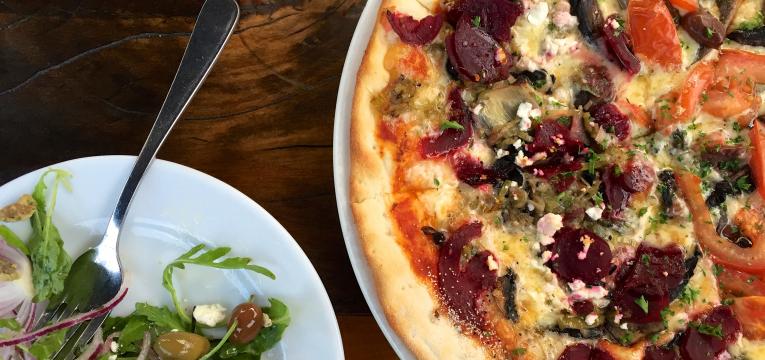 pizza de beterraba e rucula