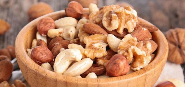 frutos secos em tigela de madeira