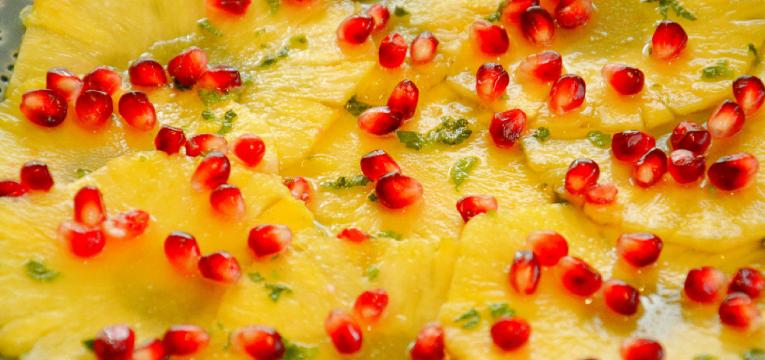 Carpaccio de abacaxi com roma e mel de hortela