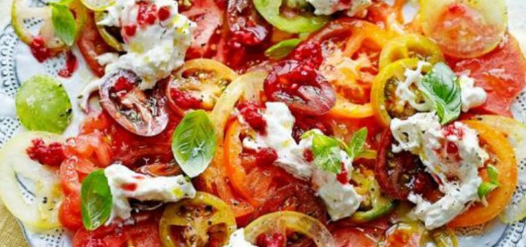 Carpaccio de tomate com burrata e framboesas