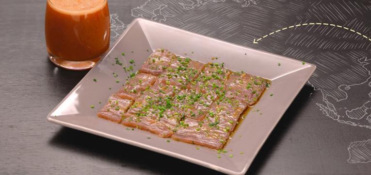 Carpaccio de atum com sakerinha de morangos