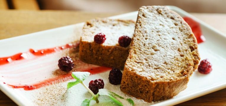 Bolo de cafe com leite e nozes