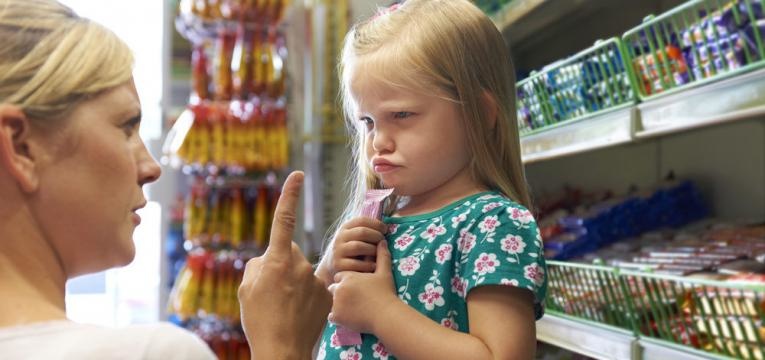 dizer nao aos filhos e mae nao deixa filha levar para casa o que quer