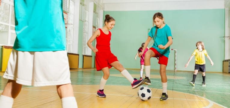 meninas a jogar futsal