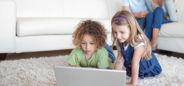 pais a controlar os filhos no computador