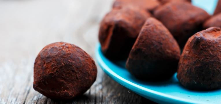 Trufas de abacate e chocolate