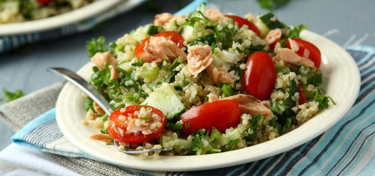 Salada quente de quinoa e salmao
