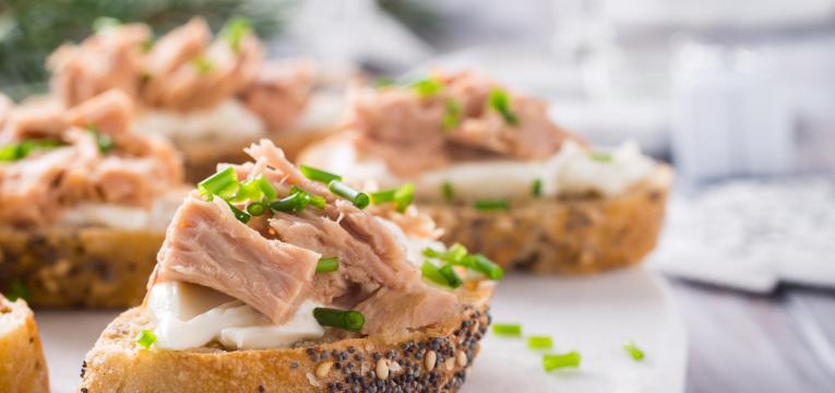 cubos de atum com queijo fresco