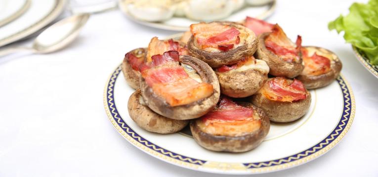 cogumelos recheados com bacon