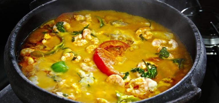 Moqueca de peixe com pescada e camarao