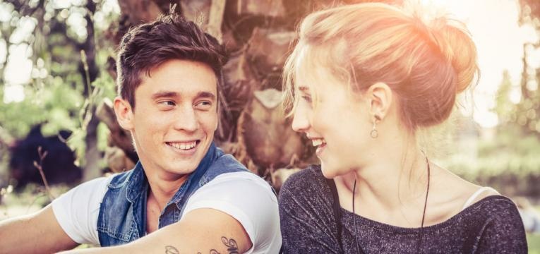 casal de adolescentes apaixonado
