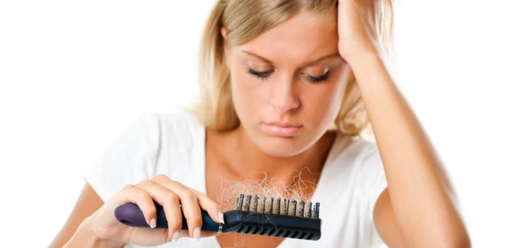 rapariga com queda de cabelo