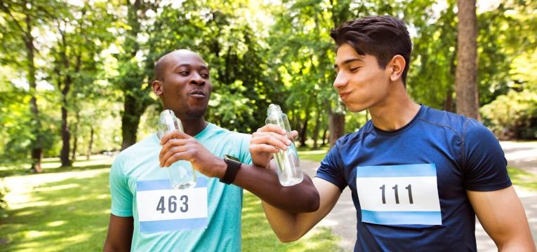 dicas para correr a meia maratona e beber agua