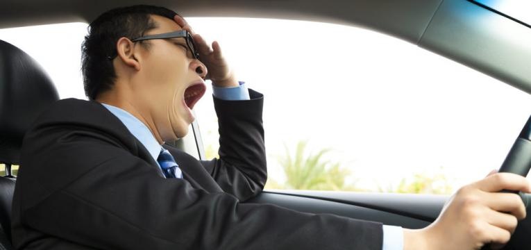 homem ao volante com sono