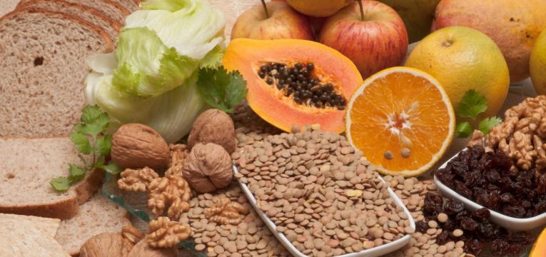 consumir alimentos ricos em fibra